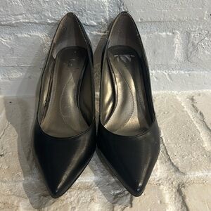 Tahari Black Leather Heels, “carat” size 8.5